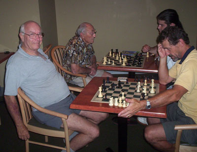 Peter_Atkin_drops_back_into_chess_black_V_Frank-Xmas_eve_2005 (30K)